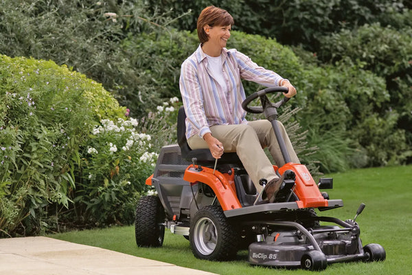Tractoar de tuns gazon cu tăiere frontală Husqvarna R 112C (Prețul include masă de tăiere Combi 85)