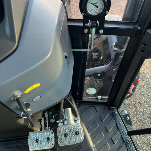 Tractor Solis S50 Panther limited edition black cu Cabina si AC, 50 CP, 4WD, motor 3 cilindri, cutie de viteze 12f+12s