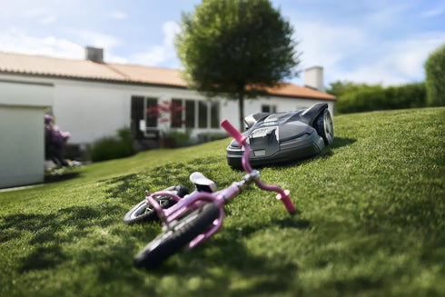 Husqvarna Automower® 430X NERA cu tehnologie fără cablu de perimetru.