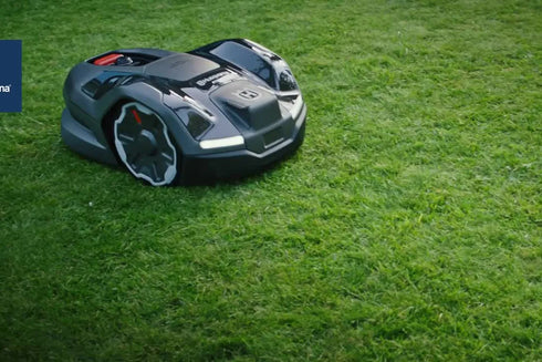 Husqvarna Automower® 405XE NERA cu tehnologie fără cablu de perimetru.