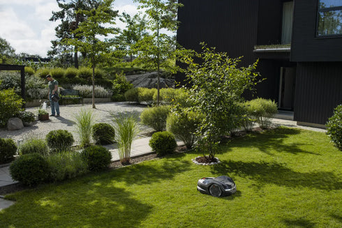 Husqvarna Automower® 410XE NERA cu tehnologie fără cablu de perimetru.