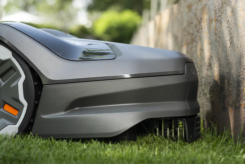 Husqvarna Automower® 410XE NERA cu tehnologie fără cablu de perimetru.