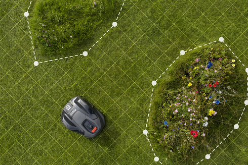 Husqvarna Automower® 410XE NERA cu tehnologie fără cablu de perimetru.