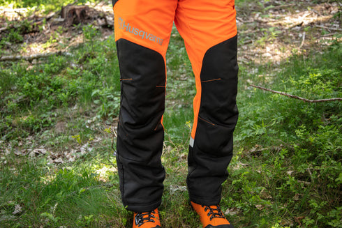 Echipamente protectie Husqvarna – Pantaloni protectie Husqvarna pentru gradinarit, rezistenti la apa, Technical - belgarden.ro_2